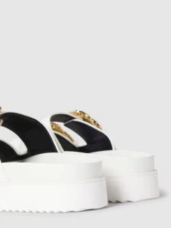 Versace Jeans Couture Sandalen Mit Plateau-Sohle Modell 'ARIZONA' - Weiß -Modegeschäft Für Damenschuhe 6194acqlap3k2ha89ksk4ea9894kekpm7115cka6a125ajq4655jeiam6cr4cga79gq56dhoagp3ih228ko34d9h74o36dhp6tim6opkcoo38e9ic4qm4e1m6lj3aopo6ko3aoo