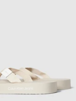 Calvin Klein Jeans Zehentrenner Mit Label-Details Modell 'FLATFORM' - Beige -Modegeschäft Für Damenschuhe 65430eai8d246ipg9gr5aj2i9oqjic22a1934i9oa0q58j2175b56c266d436d9h9553ejq88coksgi198o3ephl6ti30dpl6go36p1kccq66oj164oj4c1lcli6cd1hc4s68c0