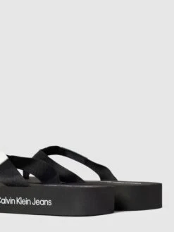 Calvin Klein Jeans Zehentrenner Mit Label-Details Modell 'FLATFORM' - Schwarz -Modegeschäft Für Damenschuhe 68s3ec21850l8ga3711kkgi98sr46g9i6924oipg6573ad2h6l5kok2g755kee1i6l1kqcid6os36la98h3jcdb660r30dr66kq3aphk6gr3iob16kpm2pb6cop38d1o69h66e0