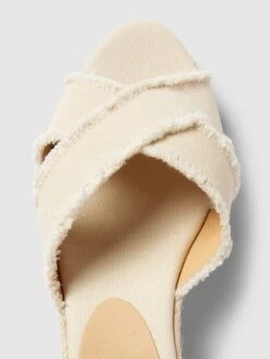 Castañer Wedges Mit Ausgefranstem Saum Modell 'BLUMA' - Offwhite -Modegeschäft Für Damenschuhe 6la3eha5698kgcq69t746dqa6d546g9g68q4gc2dalb4ge2e9da3giqd6tb42c2k68pl0hq1al2kml1h8h3m4eb664s64cb5chij2dpk60o36eb26komceb3cgom8e9m70omcdo