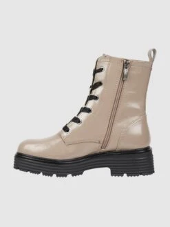 Tamaris Boots In Lack-Optik - Taupe -Modegeschäft Für Damenschuhe 6so4si27a11lcki5a58kgcaa9l6j4i9m94rkchik9t25clhi8d842c2lagp4qh2m84o48k2l6194uhhk6so6ae36cph3ecr46sqj2c1k74qm2e9i70ojadb6c9imco9h6pij6do
