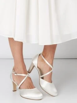 Rainbow Club Pumps Aus Satin Mit Gekreuzten Riemen - Offwhite -Modegeschäft Für Damenschuhe 6tajiiq2acoj0i9h859kiiala4q4icqi957j8iij6134sg9n9l9jadhn6t542g9m6d6l0gq9656k8jq48co3coj3cco6cp3264s3cohk6phm4e9n6dh3gphh68smce9p6kqj4p0