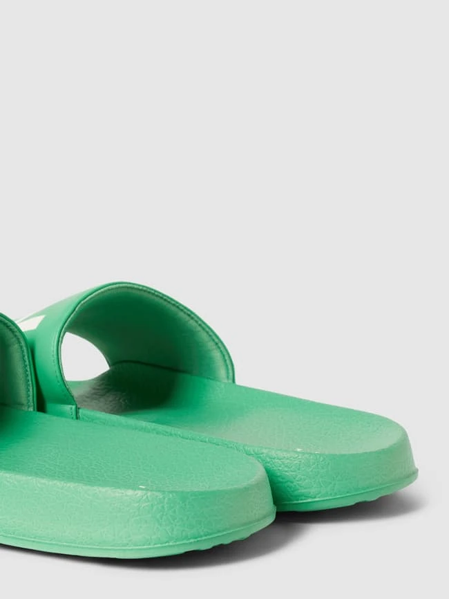 Jake*s Casual Slides Mit Statement-Print - Apfelgrün 2 Jake*s Casual Slides Mit Statement-Print - Apfelgrün – Bild 2