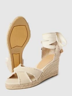 Castañer Wedges Mit Ausgefranstem Saum Modell 'BLUMA' - Offwhite -Modegeschäft Für Damenschuhe 753kul2m70ol6j1k8cqk4hq49h63ili4ap136gil9d2jih9n94r36jaj9coj6hq76t84edi288skcj9m993jadplc4om2chm6tj62c9kcgqmaohk60o36c31c9gjcphp6orm6c0