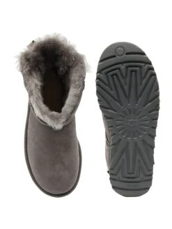UGG Boots Aus Veloursleder Modell 'Mini Bailey' - Hellgrau -Modegeschäft Für Damenschuhe 8crkeii56grlce1g9154ck298p830i2d8oo5cki58d556cig759lae9ka5b4sealakqjii1oa9252i2m64o66pj66thj2chi71ijcohk70p38ob46komcdpic5gjid1i75gj8og