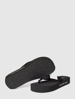 Calvin Klein Jeans Zehentrenner Mit Label-Details Modell 'FLATFORM' - Schwarz -Modegeschäft Für Damenschuhe 8orl6ea36p0kih2ja12k2cq16p44ogpl9p64qii3a94jai9h64ol6eai8sqj4lal612kcla7654k8i2aaoo34chkcgqmaphnc9im8d9k75imao9k65i34cj4c4r6apb6ccsj4og