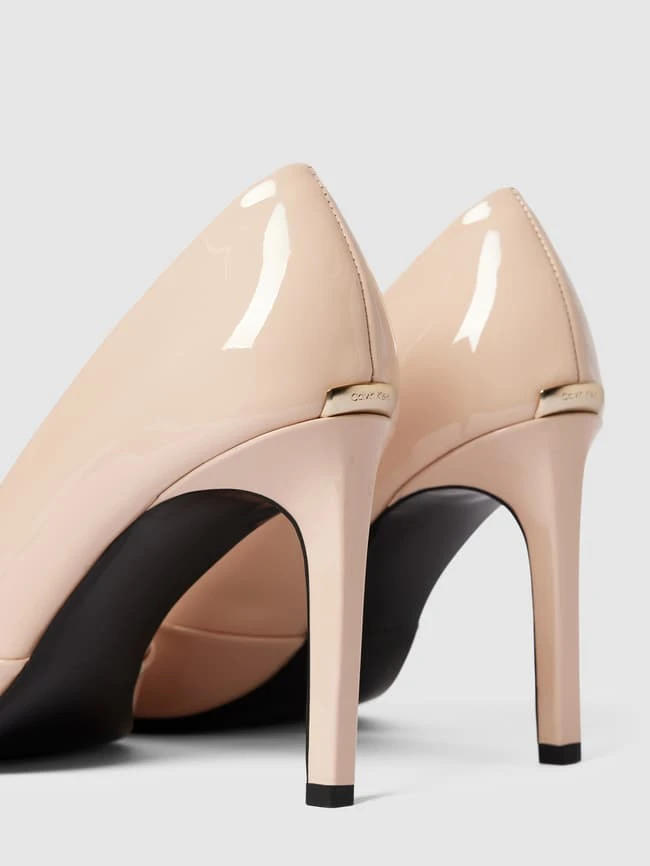 CK Calvin Klein Pumps In Glänzender Optik - Offwhite 3 CK Calvin Klein Pumps In Glänzender Optik - Offwhite – Bild 3