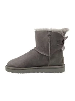 UGG Boots Aus Veloursleder Modell 'Mini Bailey' - Hellgrau -Modegeschäft Für Damenschuhe 8p4kmkibacslajihaop54e238h5jel1iacs4cl286p8l4dq56l3jakpp6t14id2h90skcdpn99442li38go62opn6krjcdpicopm4c1k6dj30e9j6ssj0d9j75hmadj2chj62cg