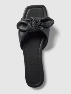 Only Pantoletten Mit Knotendetail Modell 'MILLIE' - Schwarz -Modegeschäft Für Damenschuhe 911jae269grk2liea0q4sda991556chj8t1kck9m9p3j2cil74r4si9i858lckhj654j0lid717kgia5aoo6cp1lcpi36oj460q32c9kc4s3ce36c4s38or4chh3gpb5cgq38p8