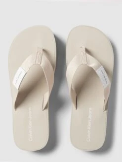 Calvin Klein Jeans Zehentrenner Mit Label-Details Modell 'FLATFORM' - Beige -Modegeschäft Für Damenschuhe 990jgi2l6l45ckpjacqjcial9h8l4gi9ap6jeh9kaksj2chl6194ii9k6t7kela98t2l4da98l74kcpk60o34dhjc8oj6cpgcopj0p1k60qj2e35c4o3ad1ncli30dr2cdijap0