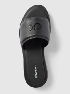 CK Calvin Klein Slides Mit Label-Details Modell 'FLATFORM' - Schwarz -Modegeschäft Für Damenschuhe 9or3gk1l8t7l6la98sokic2g7543ahae8csjihal91b52dq86oq36i1i6ko52ea398o3ccic8l93ae2b693jic1o6opjid9pc4p3echk6hh32oj370qjidpn64ojgd3261j3idg