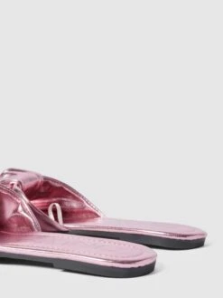 Only Pantoletten Im Metallic-Look Modell 'MILLIE' - Metallic Rosa -Modegeschäft Für Damenschuhe 9pb56j2d6l538jho9p158hq569848iif6goj4kq5999kqdam6p1kik1l6p5k8g9g75154jqlah3jicil713mcpj1c5j68c3675hjad9k64q3ioj36pimce1j6cpmcdr564s68p0