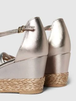 Marco Tozzi Wedges Im Metallic-Look - Gold -Modegeschäft Für Damenschuhe a4rl4haa995l6hi19ork4k2194p3aki56h64aihm6p74mjhn6l83aj1p88s3gji36spkskif6gsk6e1h88o6copgc4pj8chi6gqj4c1kc9h34ohj60rj0d1hcos30phpcosjaog