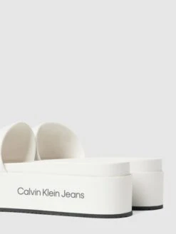 Calvin Klein Jeans Slides Mit Plateausohle - Weiß -Modegeschäft Für Damenschuhe a954iki48t838kib9kr54di861al2j279ssl0cidal6j6hpk9h9l4ia66hal4ha88t24ogal6593ihq56d3jgdhm6cojge9k71hj0cpk6os3aoj464qjid9lccqjcoj66gr62e0