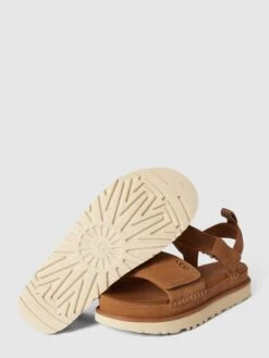 UGG Sandalen Mit Klettverschluss Modell 'GOLDENSTAR' - Cognac -Modegeschäft Für Damenschuhe apa4mk289orjid2a6t7j6dah8sojgl9ja0s3ggqg9cqk8c2ba8sjedq49t354jqj8t2j8ihkal2lccigaoo64d1o6cq38c9jc5ij2d9k75gjaoj4cdi36c9h68pmadhi6so3cd8
